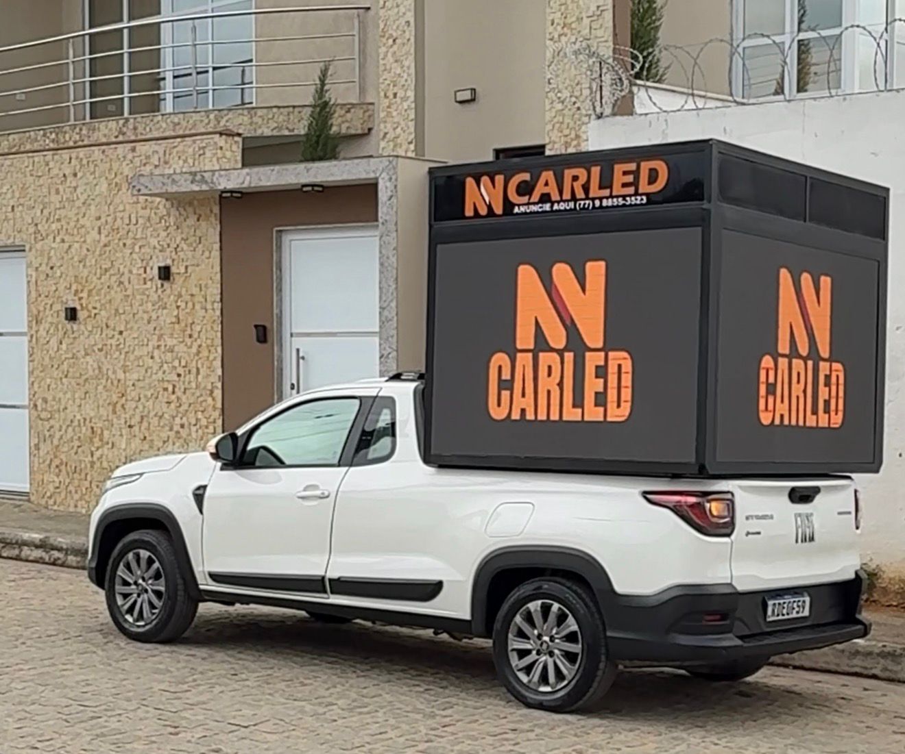 Carro NN CarLed com painel LED exibindo a marca